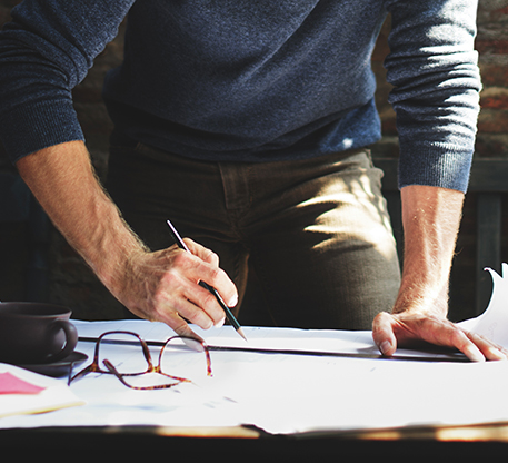 Un disegnatore progettista al lavoro